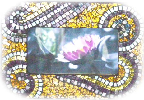 cornice mosaico oro e viola