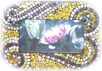 cornice mosaico oro e viola
